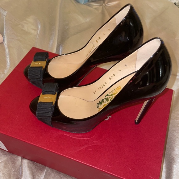 Salvatore Ferragamo Rilly patent bow pump size 6 - Picture 7 of 7